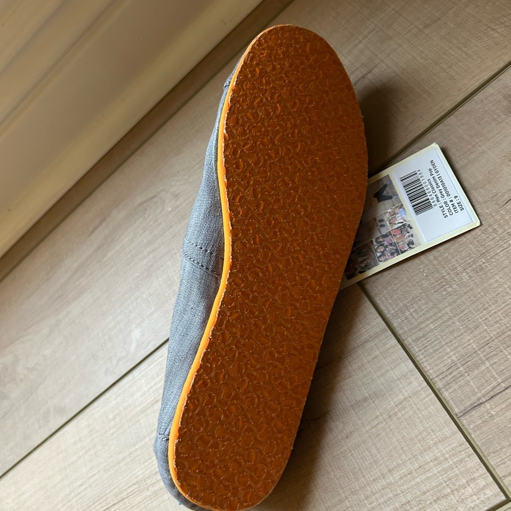Toms - Picture 4 of 5